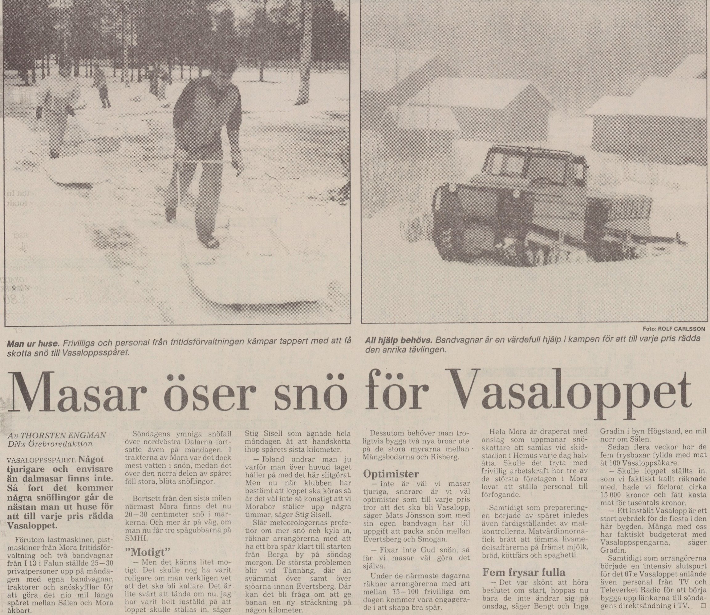 Tidningsklipp, bilder på människor som skyfflar snö och bandvagn Text: Masar öser snö för Vasaloppet.