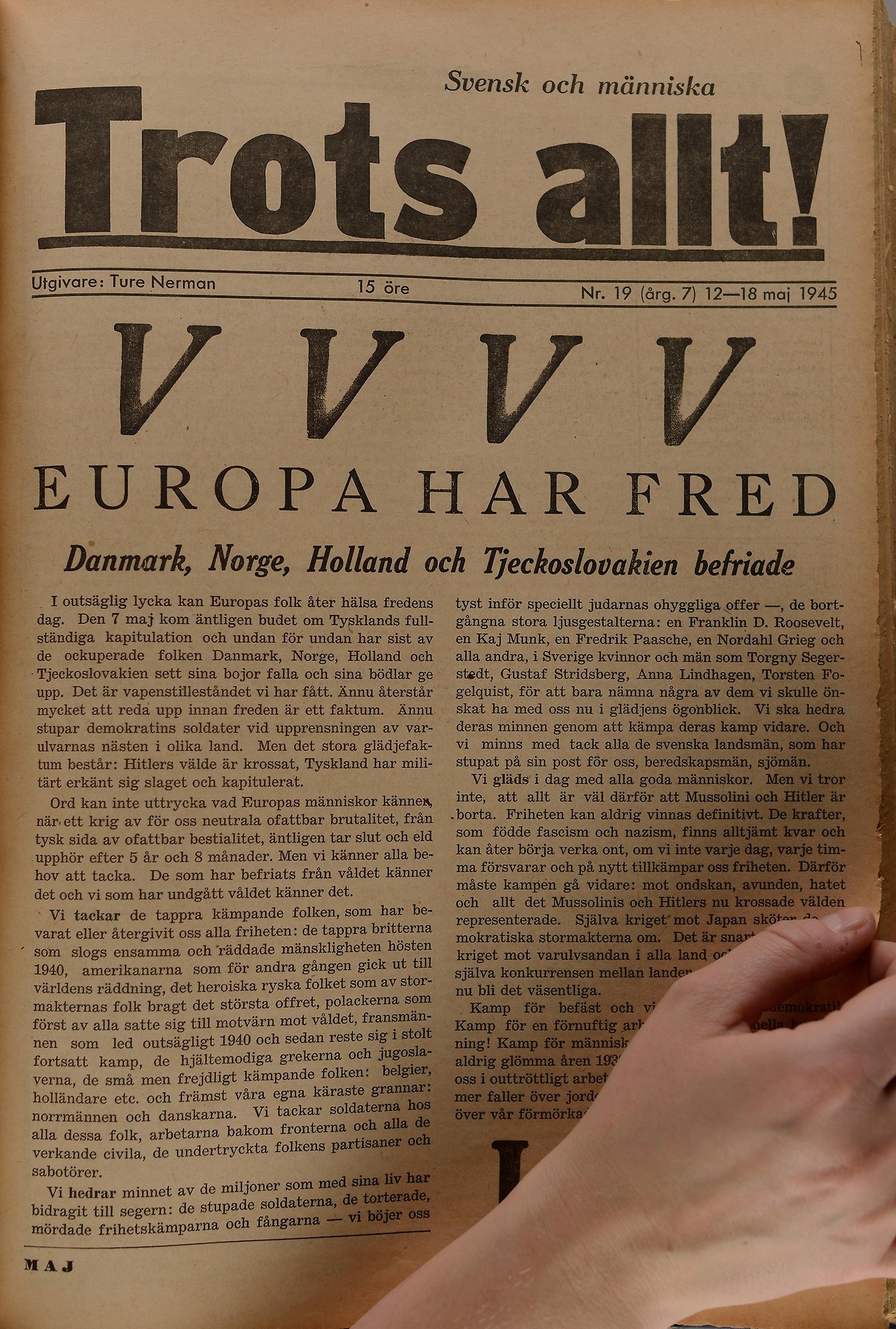 Gulnad tidningssida med text: Europa har fred. 